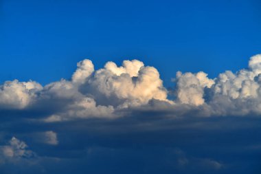 mavi gökyüzünde kocaman bulutlar