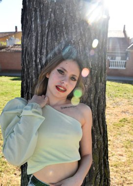 Tarlada güzel bir Kafkas modeli.