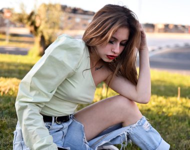 Parkta genç ve güzel bir manken.