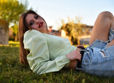 Parkta genç ve güzel bir manken.