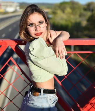 Parkta genç ve güzel bir manken.