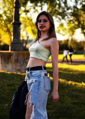 Parkta güzel bir beyaz model var.