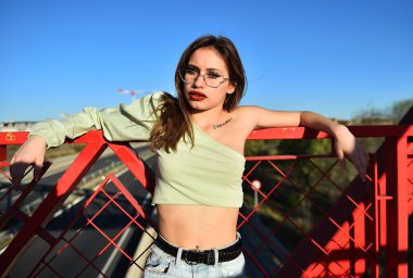 Parkta güzel bir beyaz model var.