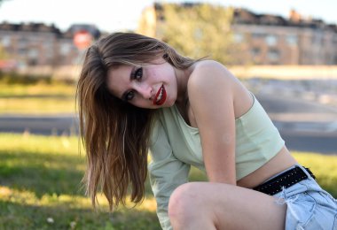 Parkta güzel bir beyaz model var.