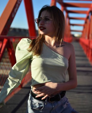 Parkta güzel bir beyaz model var.