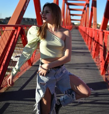 Parkta güzel bir beyaz model var.