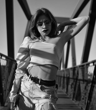 Şehirde güzel bir Kafkas modeli var.