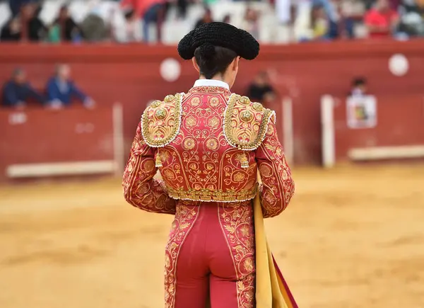 İspanya 'da tipik bir boğa güreşçisi kostümü.