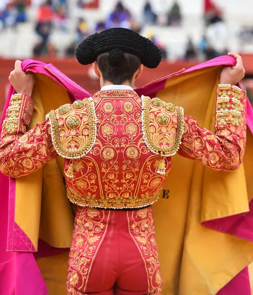 İspanya 'da tipik bir boğa güreşçisi kostümü.