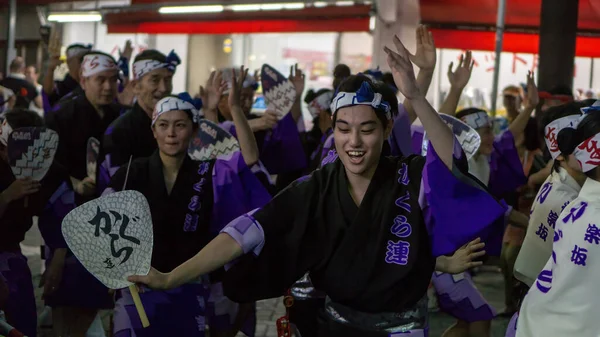 Tokio Japan Augustus 2018 Dansende Japanners Met Donkere Kimono Fans — Stockfoto