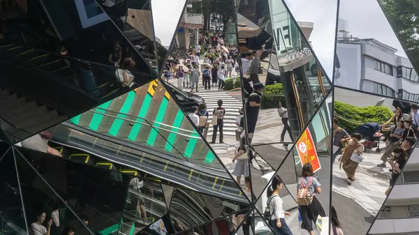Tokyo, Japonya - Ağustos 2018: Omotesando Bulvarı 'ndaki Tokyu Plaza girişinin aynaları