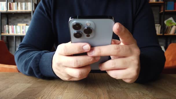 Istanbul Turki Desember 2021 Tangan Seorang Pria Sms Dengan Iphone — Stok Video