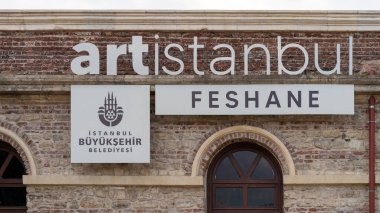İstanbul, Türkiye - Şubat 2024: İbb tarafından yenilenen bir sergi ve kütüphane olan Artistik Feshane tabelasını kapatın
