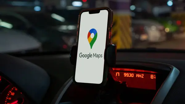 İstanbul, Türkiye - 5 Şubat 2024: Google Maps bir arabada akıllı telefon ekranında. Akıllı telefonlar ve bilgisayarlar için Google tarafından bir navigasyon hizmeti