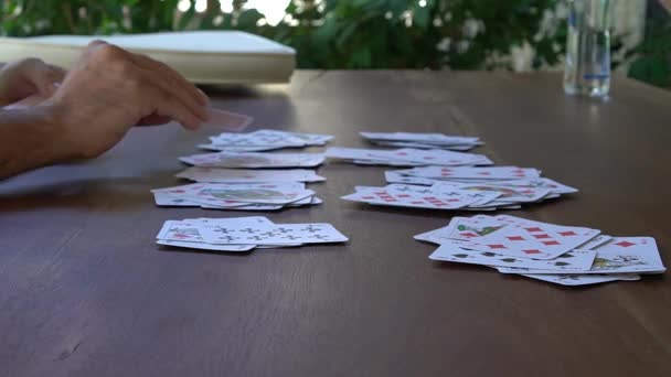 Casal Está Jogando Jogo Correspondência Com Cartas Tentando Usar Todas — Vídeo de Stock