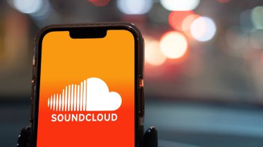İstanbul, Türkiye - 20 Şubat 2024: Arabadaki akıllı telefondan Soundcloud uygulaması kullanmak. Soundcloud, küresel bir sanatçı ve dinleyici topluluğu tarafından desteklenen bir sanatçı-öncelikli platformdur.