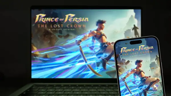 İstanbul, Türkiye - 21 Şubat 2024: İran Prensi Akıllı telefon ekranı ve dizüstü bilgisayar ekranında Kayıp Taç görüntüsü. Ubisoft 'un bir oyunu.