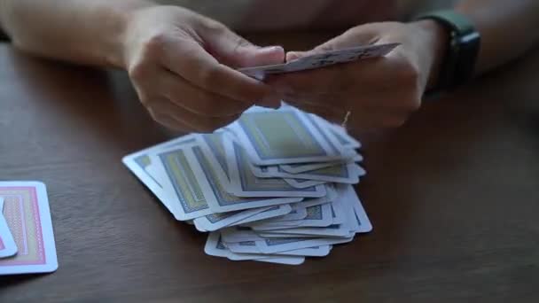 Kvinna Separera Spelkort Baserat Deras Däck Färger Ett Träbord — Stockvideo