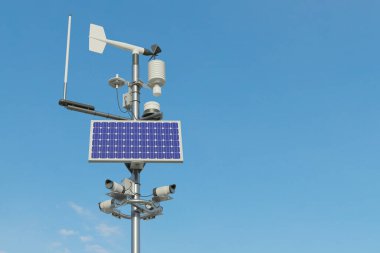 Mavi gökyüzü arkaplanlı hava durumu istasyonu