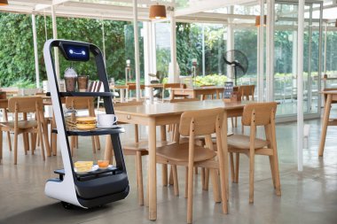 Restoranda çalışan otonom garson robot, Yapay Zeka 5G teknoloji konsepti.