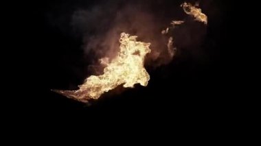 Siyah arka plandaki bir petrol boru hattından çıkan yangın alevleri kıvılcımlar