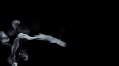 Siyah arkaplanda ince bir duman