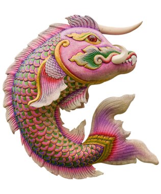 Tayland edebiyatında renkli boynuzları ve beyaz arka planda dişleri olan köpükten yapılmış büyük bir balık heykeli..