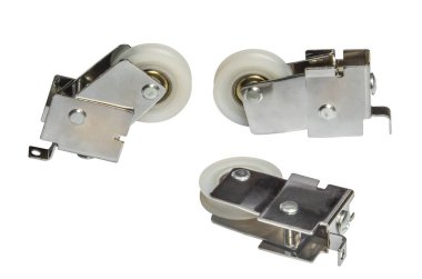 Beyaz arka planda üç sürgülü cam silindir izole edildi.