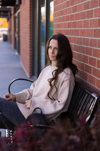 Young Lonely Woman Sitting Bench — Stock Photo, Image