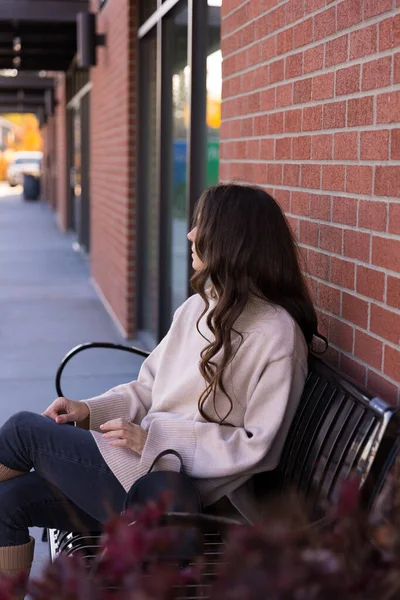 Młoda Samotna Kobieta Siedząca Ławce — Zdjęcie stockowe