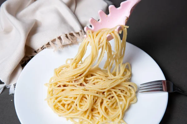 Serveren Van Een Pasta Carbonara Plaat — Stockfoto