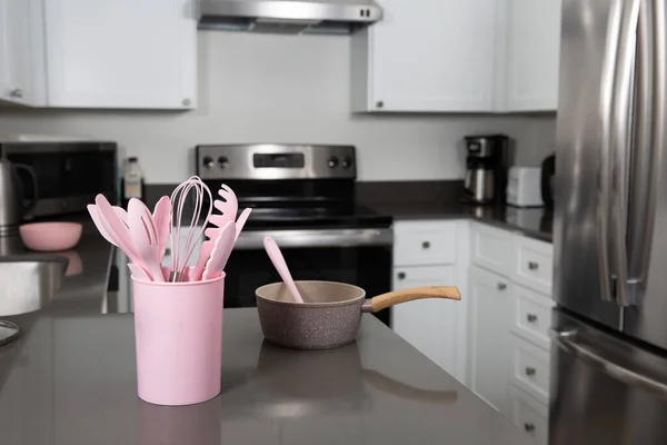 Moderne Weiße Küche Mit Geräten Und Utensilien — Stockfoto
