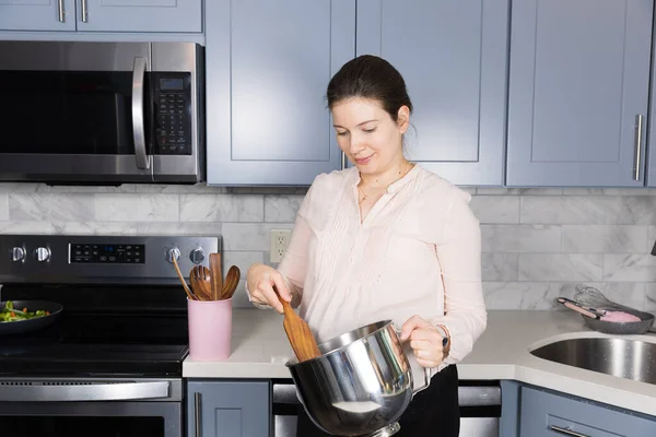 Young Caucasian Pregnant Woman Cooking Healthy Dinner — Stock Photo, Image