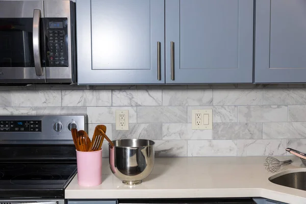 Moderne Küche Mit Geräten Und Utensilien — Stockfoto