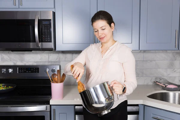 Young Caucasian Pregnant Woman Cooking Healthy Dinner — Stock Photo, Image