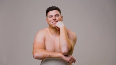 Vitiligo 'su olan bir adamın doğal bedeni bu bedene kendini kabul ettirme ve kabul ettirme özelliğini gösterir. Bu hastalığa sahip birçok ünlü hayatta başarılıdır. Sıradan insanlar için bir örnek..