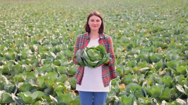 Antecedentes Horizonte Borroso Huerto Una Joven Agricultora Está Pie Sonriendo — Vídeo de stock