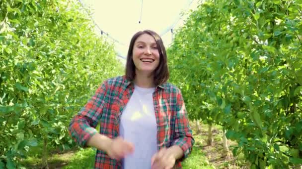 Молодая Женщина Фермер Чувствует Себя Прекрасно Показывает Хорошо Палец Вверх — стоковое видео