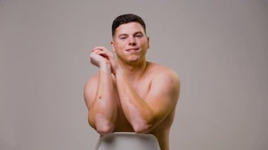 Dünyadaki insanların yüzde birinin vitiligo pigmentasyon hastalığında fotoğraf çekimi. Deri dökülmesi sıradan insanlarda olur. Vücudunuzu doğal haliyle kabul etmelisiniz..