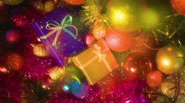 Üzerinde hediyeler olan renkli kutular parlak bulanık bir arka planda uzanır, çelenklerin ışıltısı. Mavi, sarı, kırmızı, altın. Neşe ve kutlamanın renkleri. Seçici odak.