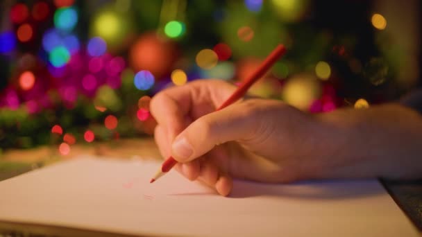 Рождественское Время Неузнаваемая Мужская Рука Пишет Письмо Красным Карандашом Листе — стоковое видео