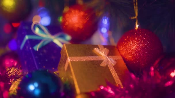 Nahaufnahme Verschwommenen Hintergrund New Year Spielzeugkugeln Und Schachteln Mit Geschenken — Stockvideo