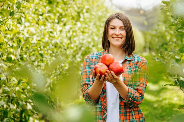 Femme Mignonne Agronome Avec Des Pommes Dans Ses Mains Souriant — Photo