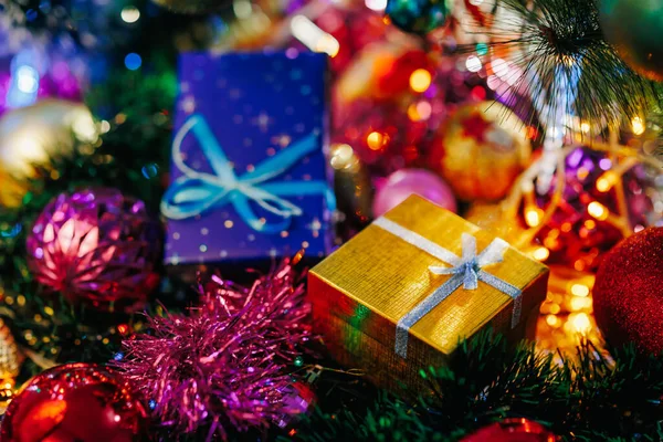 Una Guirnalda Árbol Navidad Brilla Maravillosamente Diferentes Colores Primer Plano — Foto de Stock