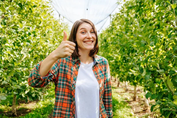 Levez Pouce Avec Une Main Large Sourire Jeune Agricultrice Regardant — Photo