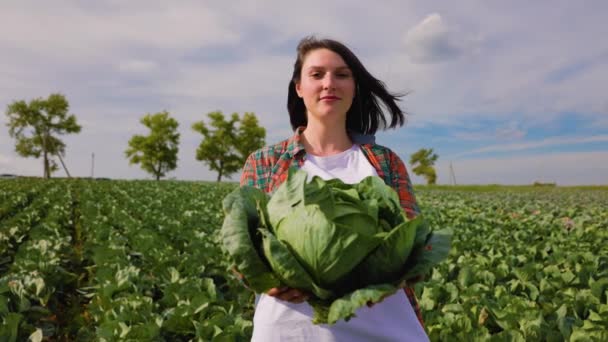 Vista Frontal Mirando Cámara Joven Agricultora Campo Verduras Con Repollo — Vídeo de stock
