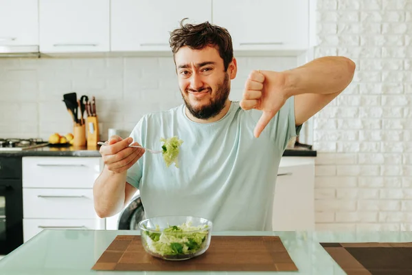 Een Kom Salade Ligt Keukentafel Een Jongeman Nam Een Vork — Stockfoto