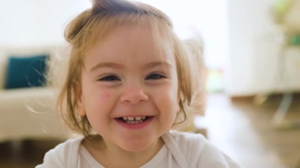 Την Εικόνα Ενός Όμορφου Μικρού Κοριτσιού Που Χαμογελάει Χαρούμενα Και — Αρχείο Βίντεο