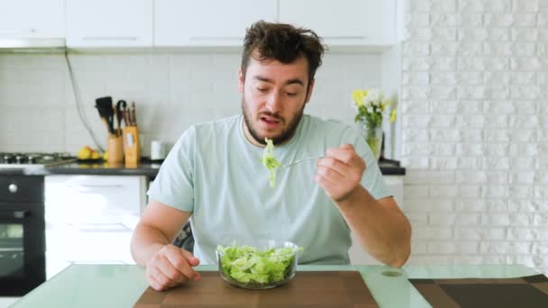 Diyetten Bıkmış Yemekten Memnun Olmayan Genç Bir Adam Elinde Salatasıyla — Stok video