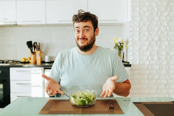 남자가 테이블에 카메라를 샐러드를 합니다 다이어트와 건강에 식사의 원칙을 따르는 — 스톡 사진